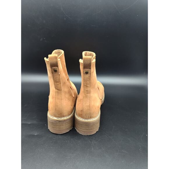 Women’s Tan Suede Chelsea Boots Size 10 Target Ankle Booties Lug Sole Casual - Picture 3 of 6